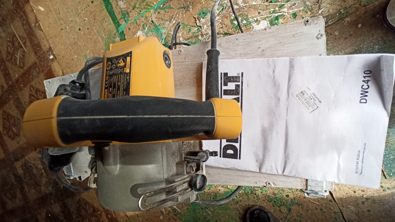 Плиткорез электрический ручной DeWALT