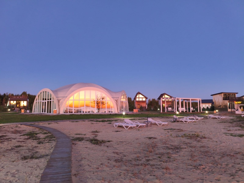 Домик у воды с Чаном.